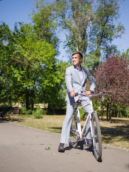 Adam bisikleti üzerinde oturur ve hiçbir yere gitmez