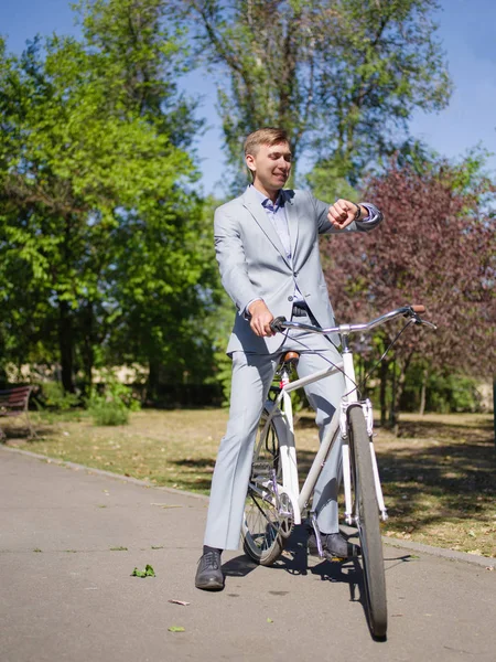 Adam bisikleti üzerinde oturur ve hiçbir yere gitmez