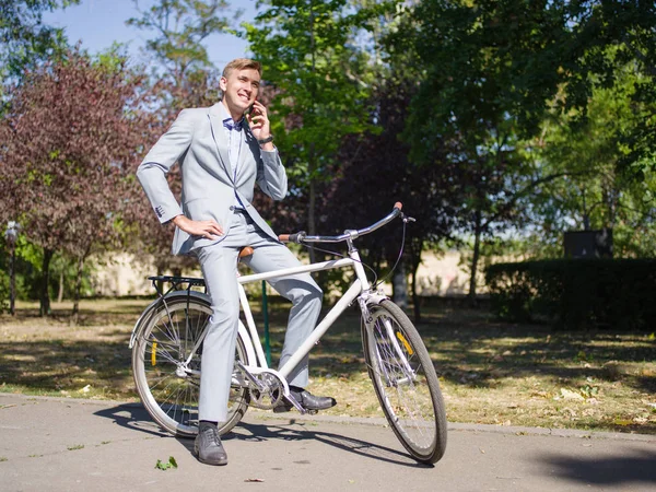 El tipo se sienta en su bicicleta y no va a ninguna parte — Foto de Stock