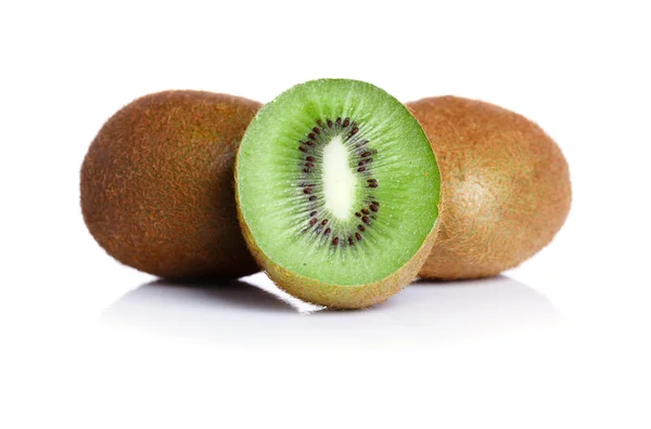 Fruta Madura Medio Kiwi Kiwis Enteros Aislados Sobre Fondo Blanco — Foto de Stock