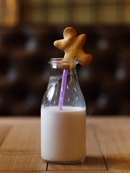 Blick Von Oben Auf Eine Durchsichtige Flasche Bio Lavendelmilch Auf — Stockfoto