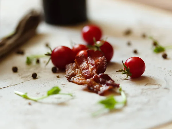 Malý Kousek Slaniny Voňavé Koření Hromadu Zářivě Červené Cherry Rajčátky — Stock fotografie