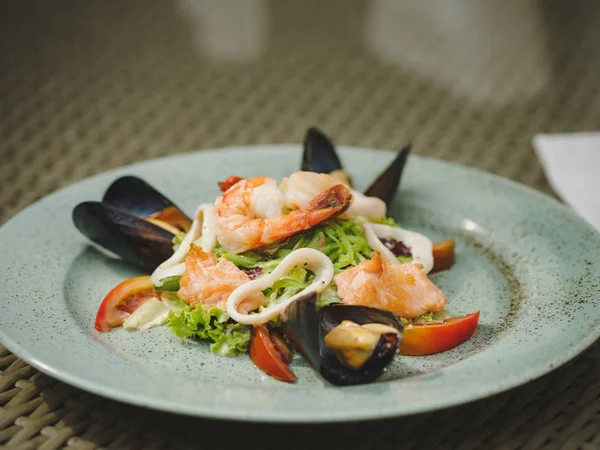 Camarones Frescos Mejillón Tomate Ensalada Hermoso Plato Plato Grande Luz — Foto de Stock