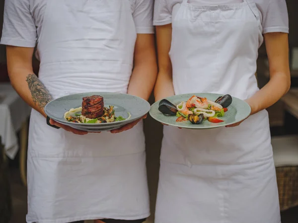 Dwóch Młodych Kelner Przyniósł Pyszne Jedzenie Obiad Dla Dwóch Osób — Zdjęcie stockowe