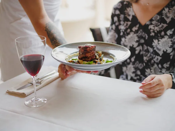 Close Picture Blue Plate Full Tasty Dish Next Dinner Service — Stock Photo, Image