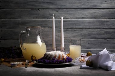 Gri bir ahşap zemin üzerine pudra şekeri ile vanilyalı tart bir güzel tatil 's kompozisyon. Bir kavanoz ve bir bardak ananas suyu ve bir masa üzerine dekorasyon dolu. Noel temalı yemek masası.