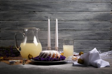 Gri bir ahşap zemin üzerine pudra şekeri ile vanilyalı tart bir güzel tatil 's kompozisyon. Bir kavanoz ve bir bardak ananas suyu ve bir masa üzerine dekorasyon dolu. Noel temalı yemek masası.