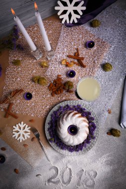 Baharatlı tarçın, gevrek fındık, tablo arka plan üzerinde süslü bir plaka üzerinde egzotik meyve organik çikolatalı kek. 