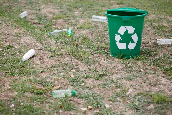 Красочный Зеленый Мусорный Бак Стоящий Поле Пластиковый Контейнер Переработки Мусора — стоковое фото