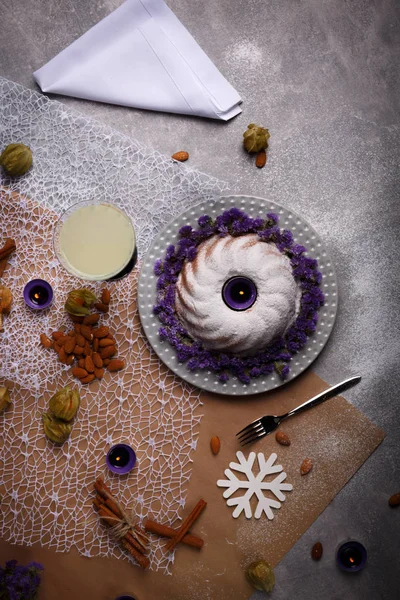 Dan yılbaşı süslemeleri tablo arka plan üzerinde renkli bir dizi yukarıda görüntüleyin. Baharatlı tarçın, badem fındık, egzotik meyveler bir geleneksel Noel kek için. Güzel mumlar, çiçekler ve kar taneleri.