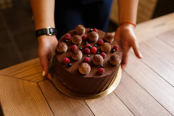 Вид Сверху Женские Руки Держащие Вкусный Шоколадный Торт Сливочным Слоем — стоковое фото