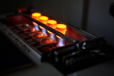 Yakın çekim resim altın bir profesyonel erime makine sürecinde. 