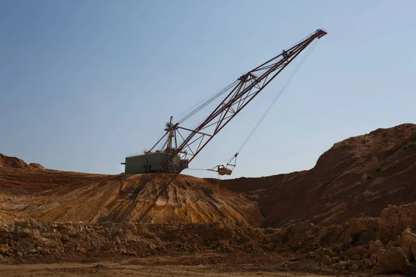 Industriële Bewegende Machine Stichting Pit Gele Mobiele Kraan Werkt Zandige — Stockfoto