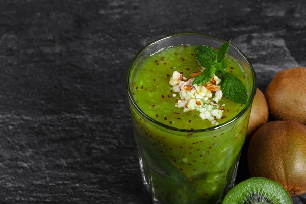 Une Vue Dessus Smoothie Maison Kiwi Frais Avec Des Feuilles — Photo