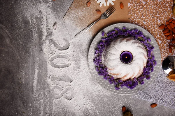 Верхний Вид Выпечку Торта Рождественский Праздник Фиолетовыми Цветами Свечой Центре — стоковое фото