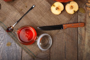 Kesilmiş meyve elma reçel ahşap masa arka plan üzerinde rustik bir kumaş üzerine açılan Cam Kavanoz yanında vitamin dolu bir görünüm yukarıdan. Sonbahar, kış organik tatlılık. Kopya alanı.