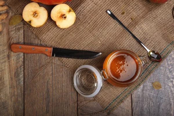 Kesme meyveler vitamin yanındaki açılan Cam Kavanoz bal ahşap masa arka plan üzerinde rustik bir bez üzerinde tam bir görünüm yukarıdan. Sonbahar, kış organik tatlılık. Kopya alanı.