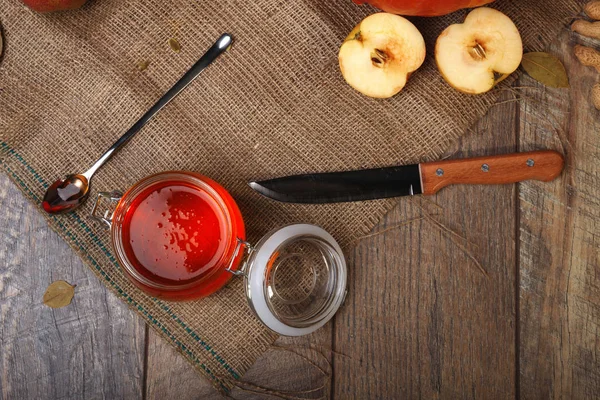 Kesilmiş meyve elma reçel ahşap masa arka plan üzerinde rustik bir kumaş üzerine açılan Cam Kavanoz yanında vitamin dolu bir görünüm yukarıdan. Sonbahar, kış organik tatlılık. Kopya alanı.