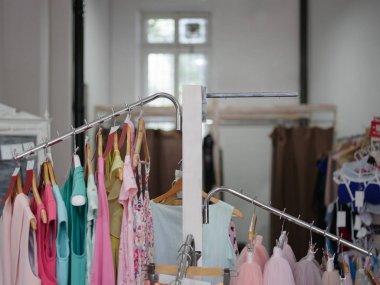 Büyük ürün yelpazesine renkli elbise dükkanı arka plan üzerinde kadınlar için. Çeşitli moda renk gömlek ve elbiseler içinde pahalı bir butik. Lüks ve şık giysi askı üzerinde. Moda kavramı.