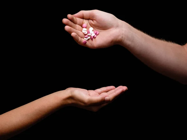 Zwei Hände Die Kleine Rosa Und Weiße Tabletten Auf Schwarzem — Stockfoto