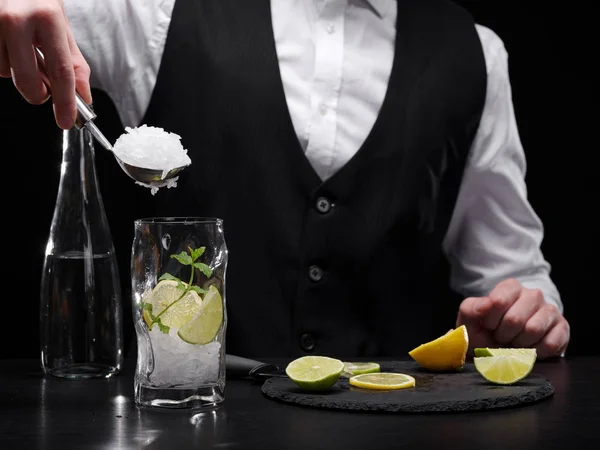 Imagen Cerca Barman Vertiendo Hielo Blanco Triturado Vaso Sobre Fondo —  Fotos de Stock