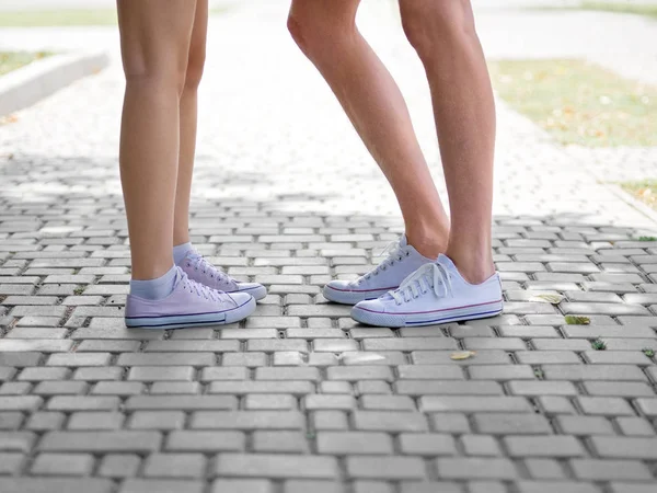 Modern Kentsel Yeniyetme Gençlerin Bacaklar Bulanık Bir Arnavut Kaldırımlı Arka — Stok fotoğraf