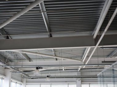Arka plan olarak bir metal tavan-borular ve büyük bir alışveriş merkezinde lambalar ile yakın çekim bir resim. Demir inşaat iç parlak görünümü. Sanayi, iç mekan, yapı kavramı.