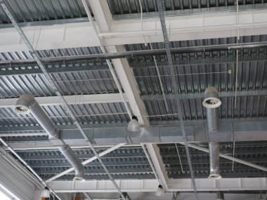 Büyük bir alışveriş merkezi bir metal tavan arka plan olarak bir yakın çekim resim. Demir inşaat modern havalandırma sistemi ve lambalar ile iç parlak görünümü. Sanayi, iç kavramı.