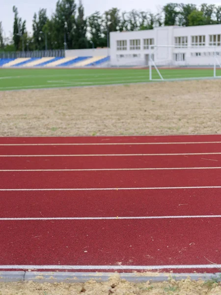 Nahaufnahme Einer Laufbahn Sportstadion Eine Leuchtend Rote Bahn Für Lauftrainings — Stockfoto