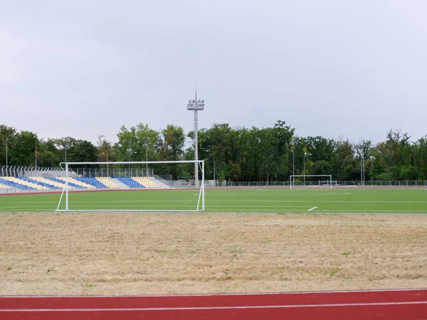 Campo Fútbol Verde Verano Sobre Fondo Natural Campo Fútbol Moderno —  Fotos de Stock