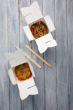 Ahşap bir masa üstünde ihracat yapmak için bir kutu içinde sebzeli erişte