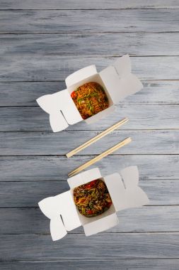 Ahşap bir masa üstünde ihracat yapmak için bir kutu içinde sebzeli erişte