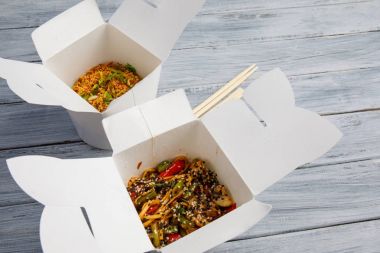 Ahşap bir masa üstünde ihracat yapmak için bir kutu içinde sebzeli erişte