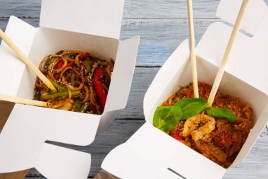 Ahşap bir masa üstünde ihracat yapmak için bir kutu içinde sebzeli erişte