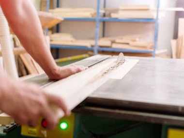 Marangoz testere ahşap kiriş üzerinde bir daire testere