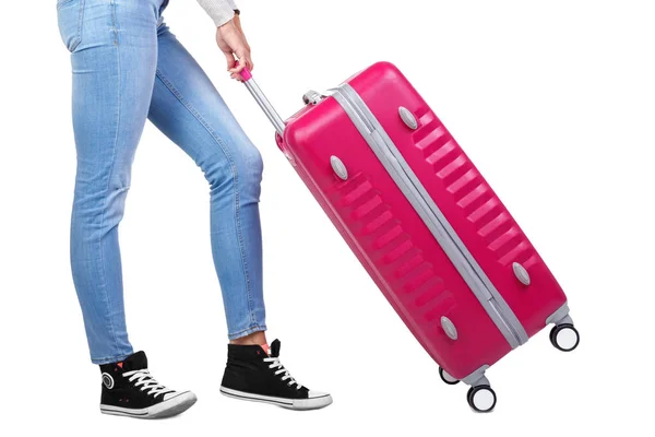 Κορίτσι ταξιδιώτης με μια ροζ βαλίτσα. Απομονωμένα σε λευκό φόντο. — Φωτογραφία Αρχείου