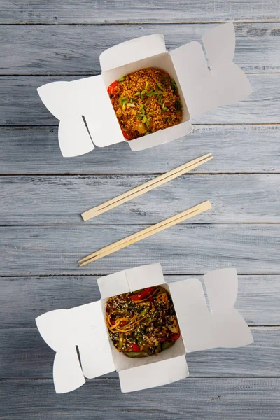 Ahşap bir masa üstünde ihracat yapmak için bir kutu içinde sebzeli erişte