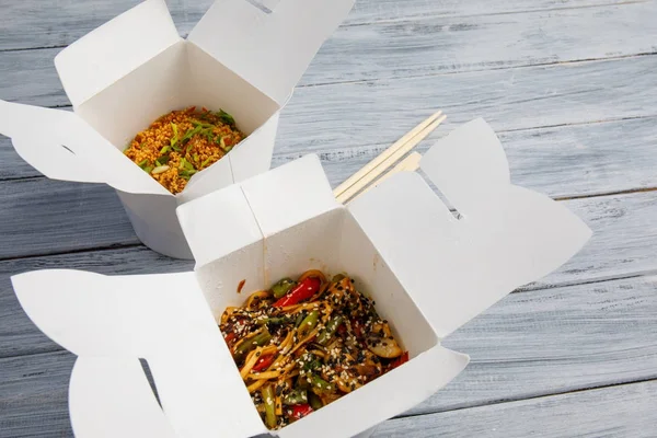 Ahşap bir masa üstünde ihracat yapmak için bir kutu içinde sebzeli erişte