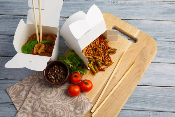 Tagliatelle cinesi in una scatola su un tavolo grigio . — Foto Stock