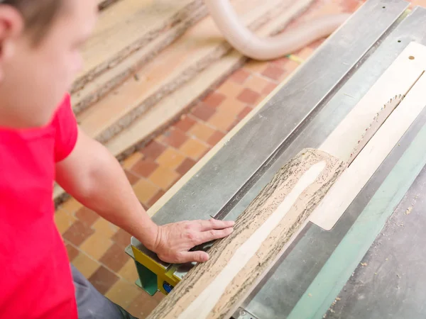 Tischler sägt Holzbalken an Kreissäge — Stockfoto