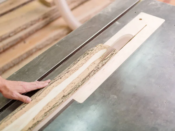 Joiner zagen hout lichtbundel op een cirkelzaag — Stockfoto