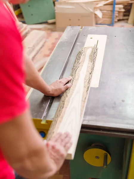 Joiner zagen hout lichtbundel op een cirkelzaag — Stockfoto