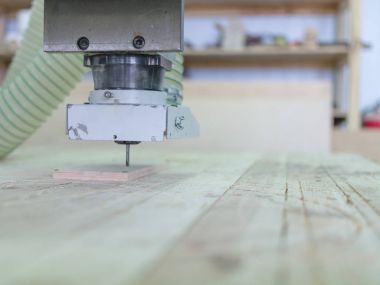 Testere makinesi ahşap desenleri ağaca yapar.