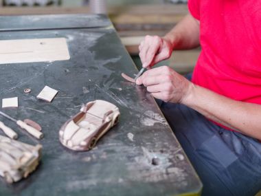 Usta bir ahşap model arabanın toplar