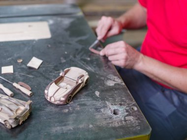 Usta bir ahşap model arabanın toplar