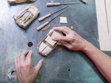 Ustanın eliyle ahşap araba yakın çekim