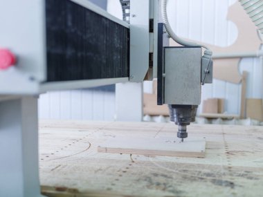 Otomatik makine testereleri kelimelik bir ahşap bar