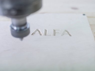 Otomatik makine testereleri kelimelik bir ahşap bar