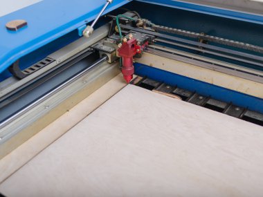 Makine çıkmadan deseni bir ağaç üzerinde yazmak için