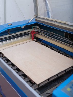 Makine çıkmadan deseni bir ağaç üzerinde yazmak için